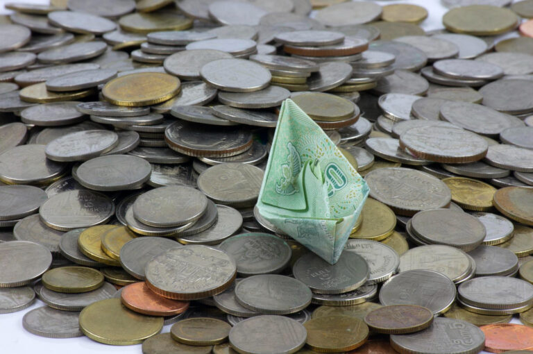 Физлица уменьшают валютные сбережения, тогда как бизнес продолжает их наращивать