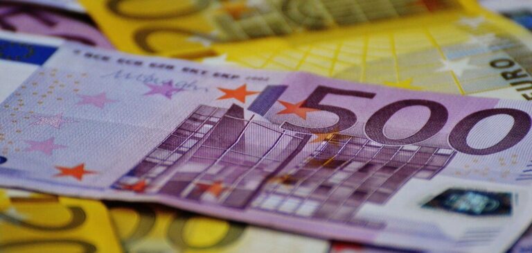 Евро в украинских банках впервые продают по 50 гривен