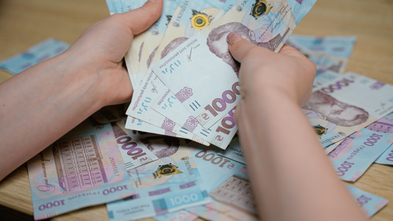 Средняя зарплата снизилась почти на 10% в январе