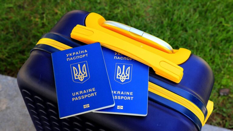 Виїзд за кордон може вплинути на субсидії: Кабмін подав законопроєкт