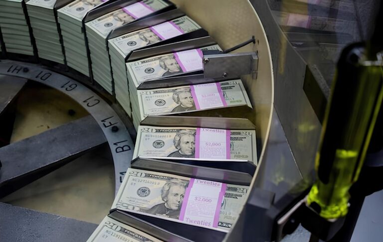 Международные резервы Украины в феврале сократились на 5% и составляют $54,8 млрд