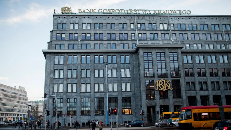 Зеленский подписал закон: в Украине начнет работу государственный банк развития Польши