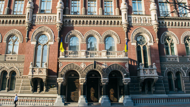 НБУ за неделю продал на межбанке более $1,34 млрд для поддержки гривны