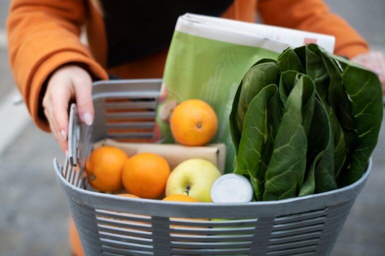 Украинцы меняют потребительские привычки: дешевые товары и базовые потребности вытесняют технику и fashion