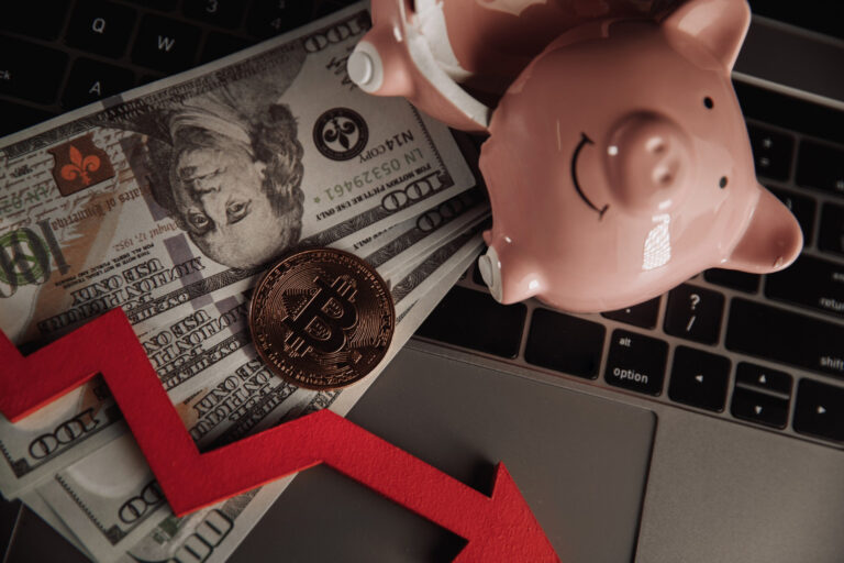 Мартовское давление на валютный рынок: НБУ провел самые масштабные интервенции более чем за год