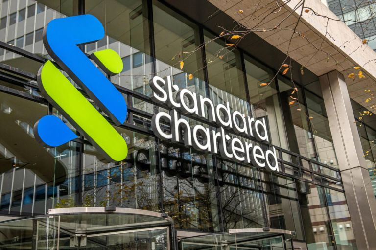 Банк Standard Chartered скоротить понад 7000 працівників через впровадження ШІ