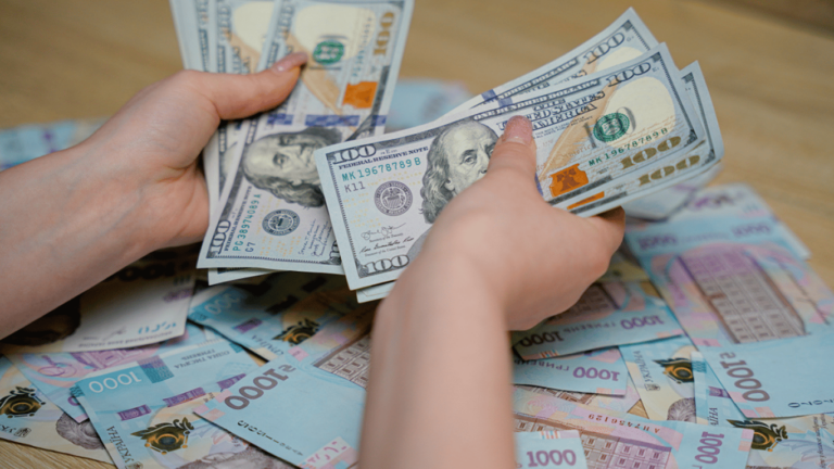 Июньский валютный шторм: почему доллар превысил 45 гривен и как НБУ сдерживает ситуацию