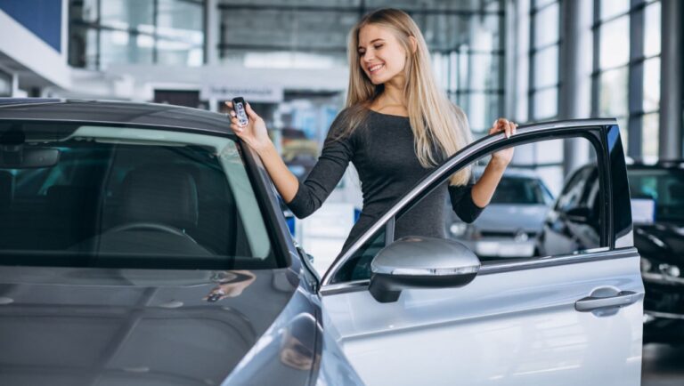 Продажі нових авто серед українців різко впали, тоді як бізнес наростив закупівлі