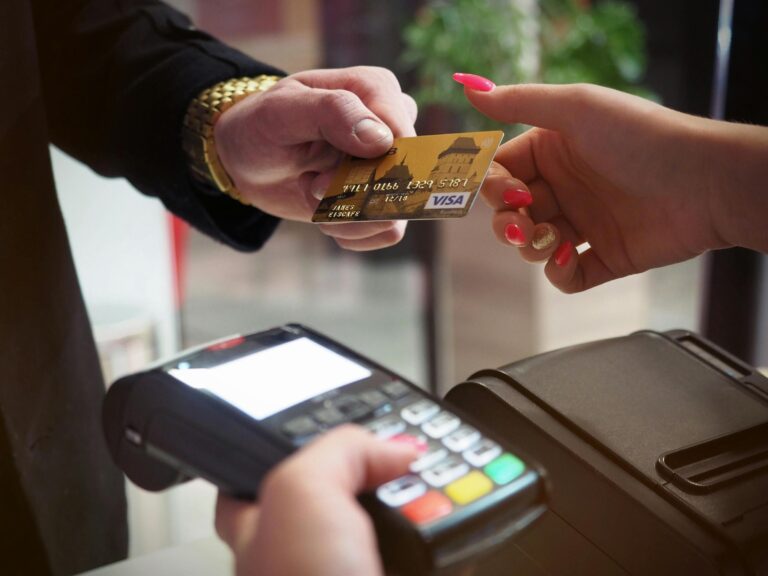 Mastercard і Нацбанк Єгипту запустили першу в країні корпоративну дебетову картку в USD