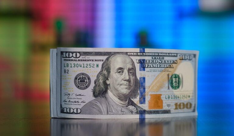 Дефицит валюты за год вырос вдвое: НБУ за лето продал больше, чем за семь предыдущих лет