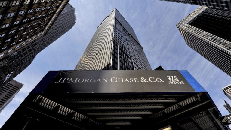 Прибыль JPMorgan не дотянула до ожиданий впервые с 2023 года, но банк повысил прогноз доходов